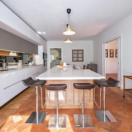 Sleeps 14 With Pool&air Con *