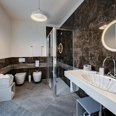 Sleeps 14 With Pool&air Con Pianello Del Lario