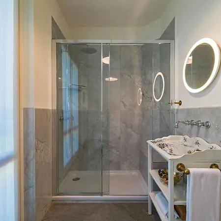 Sleeps 14 With Pool&air Con Villa Pianello Del Lario