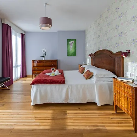 Villa Sleeps 14 With Pool And Air Con