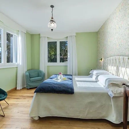 Villa Sleeps 14 With Pool And Air Con Pianello Del Lario