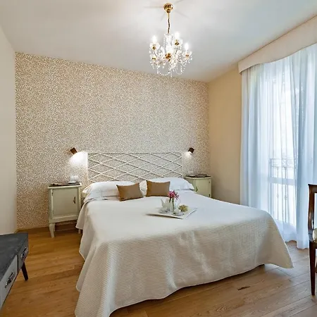 Villa Sleeps 14 With Pool And Air Con Pianello Del Lario
