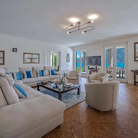 Villa Sleeps 14 With Pool And Air Con *